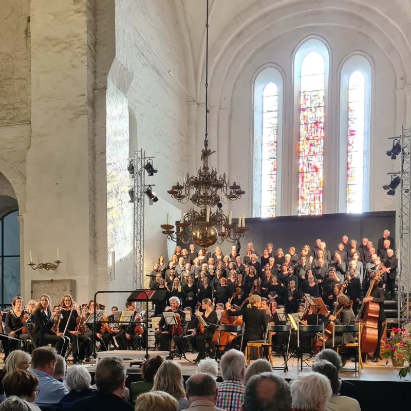 Der Domchor mit Orchester bei einem Konzert im Dom zu Lübeck