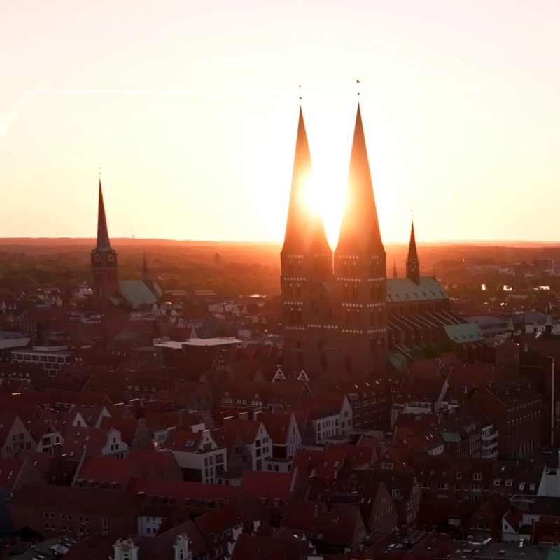 Die Kirchtürme von St. Marien und St. Jakobi im Sonnenaufgang