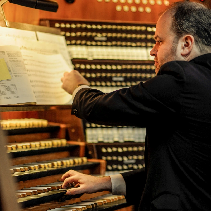 Johannes Unger am Spieltisch der Kemper-Orgel